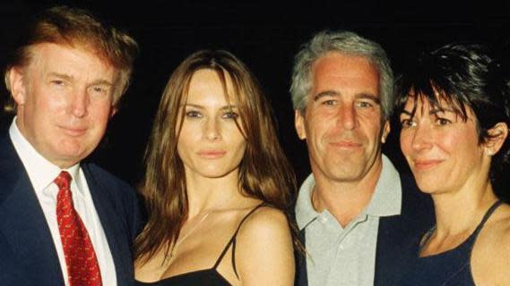 Donald Trump cu iubita sa de atunci (acum soție) Melania Knauss, Jeffrey Epstein și Ghislaine Maxwell în Florida în 2000