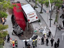 Un camion și un autobuz au căzut într-un crater ivit în asfalt, în Mexic