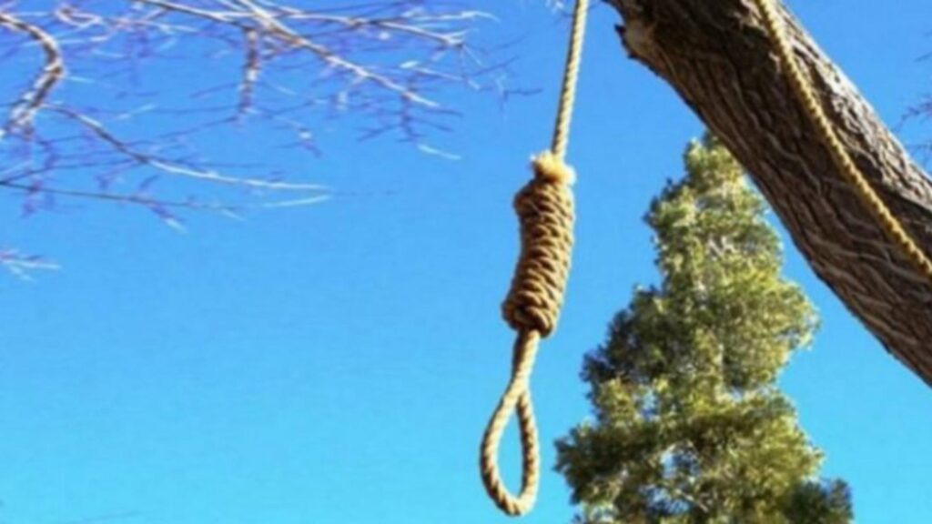 Un tânăr de 15 ani, găsit spânzurat de creanga unui copac