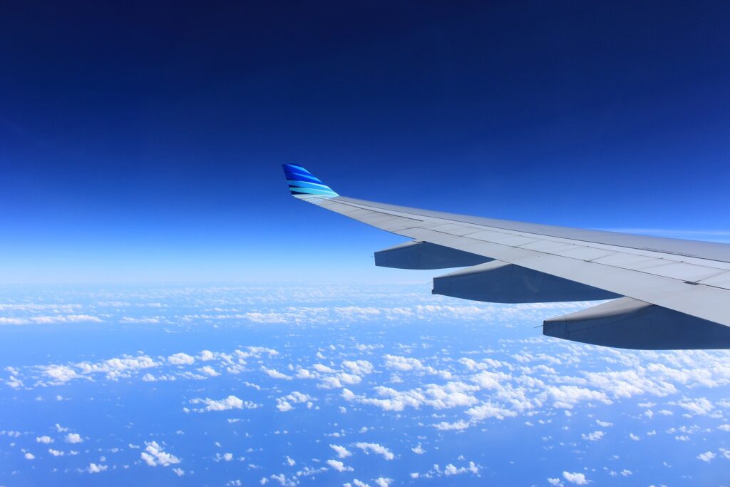 Fragment de Avion Delta Airlines Cade pe o Alee în Carolina de Nord
