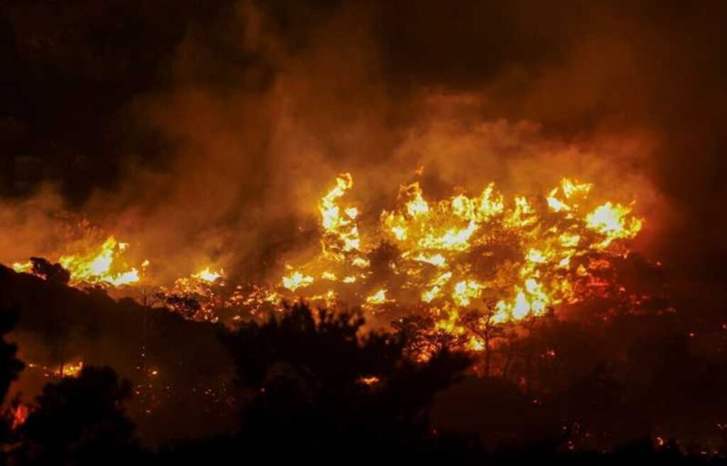 Insula Creta, cuprinsă de flăcări! Locuitorii și turiștii au fost evacuaţi