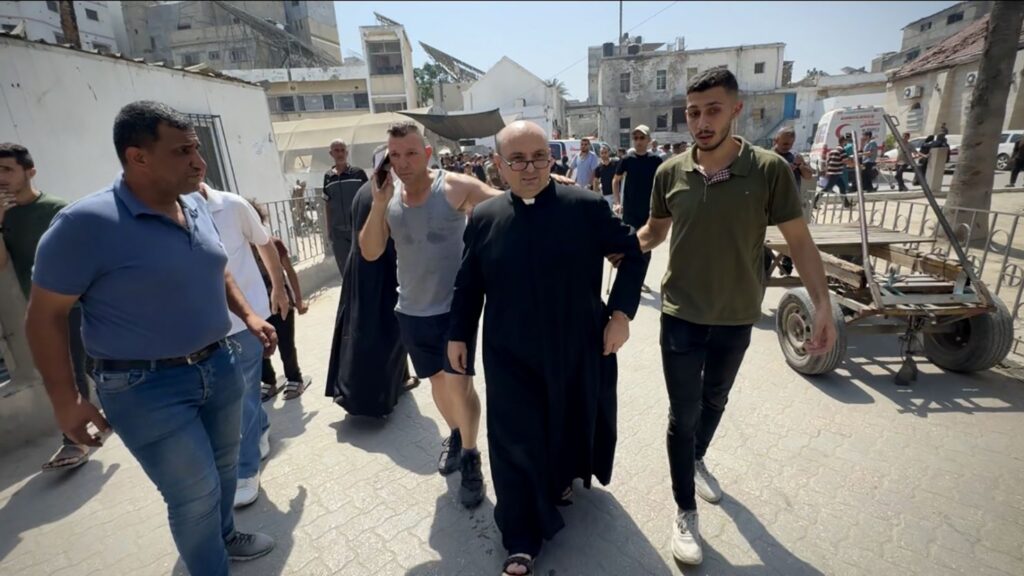 (VIDEO) Cel puțin 27 de morți în atacuri israeliene asupra Gazei, inclusiv într-o biserică