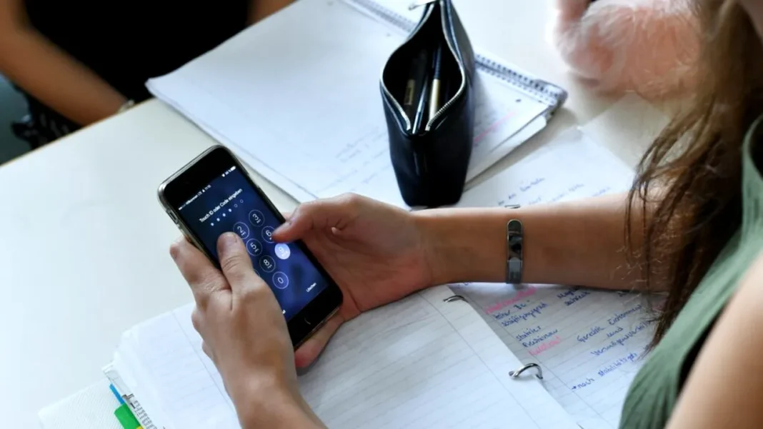 Telefoanele mobile, interzise în școlile primare din Portugalia