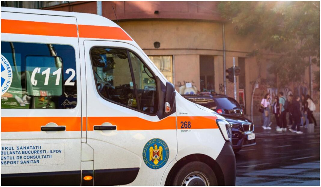 Un bărbat şi un minor, prinşi sub un perete pe care încercau să îl dărâme