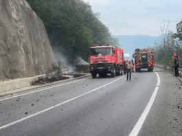 Trafic perturbat pe DN 6, în zona Orşova, din cauza unui incendiu de vegetaţie