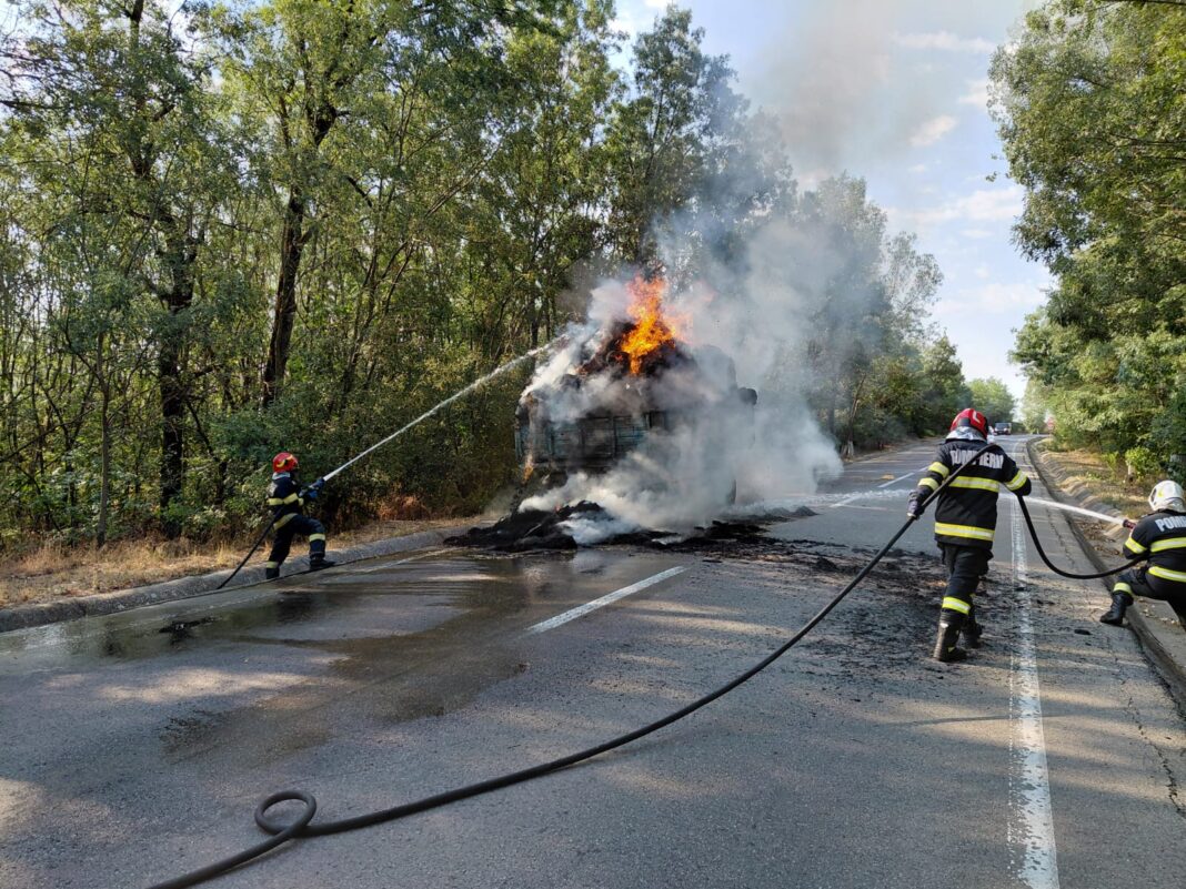 Baloţii de paie din remorca unui tractor, mistuiţi de flăcări