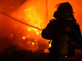 Incendiu noaptea trecută în Slatina. Au ars două autocamioane şi o vidanjă