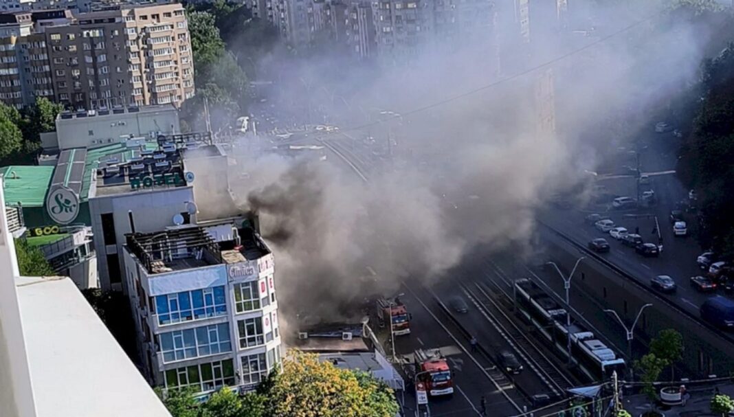 30 de persoane evacuate în urma unui incendiu la un magazin din Capitală 