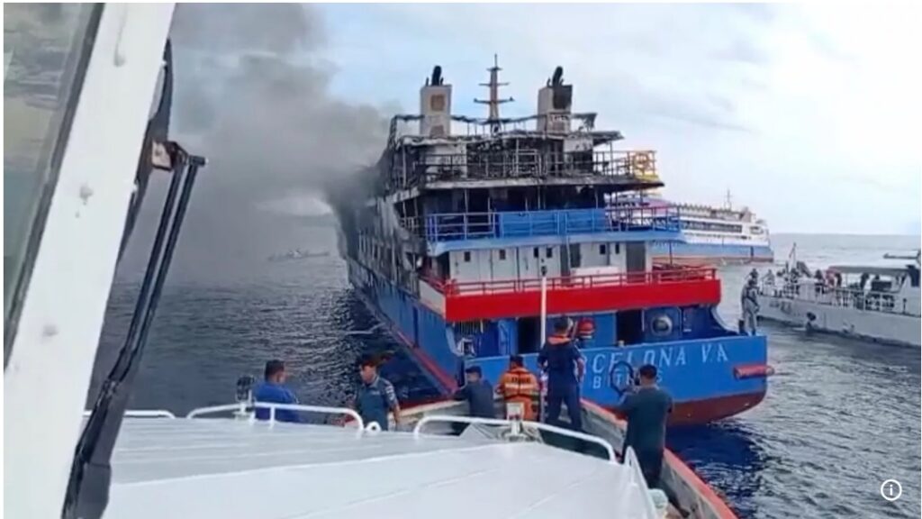 (VIDEO) Sute de persoane, salvate de pe un feribot în flăcări