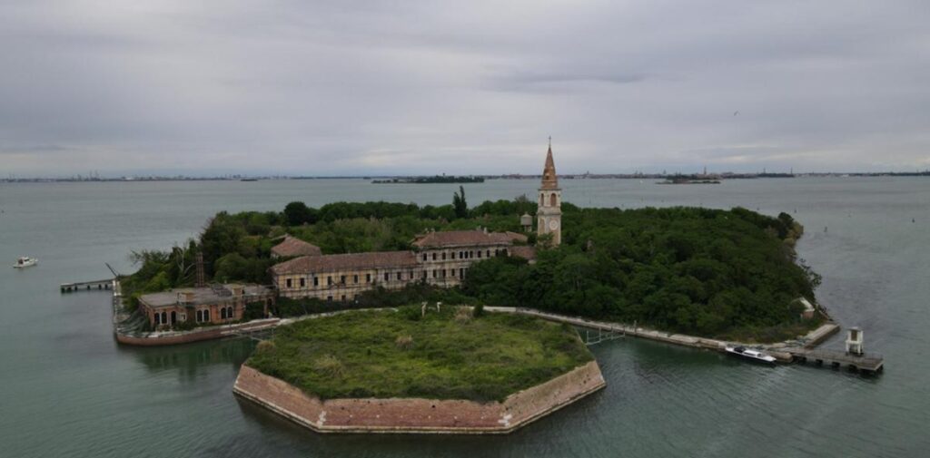 O insulă a Veneţiei, părăsită de 50 de ani, va deveni un parc urban destinat exclusiv localnicilor