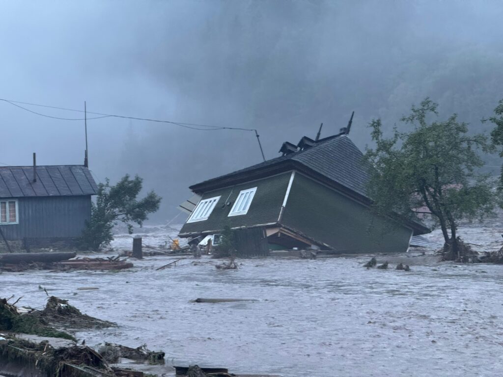 Trei Victime în Catastrofa Inundatiilor din Suceava, Peste 2.500 de Persoane Afectate