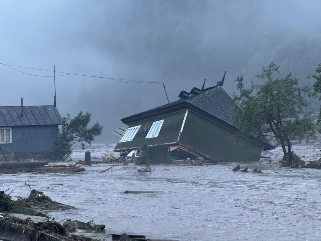 Trei persoane și-au pierdut viața în inundațiile din județul Suceava