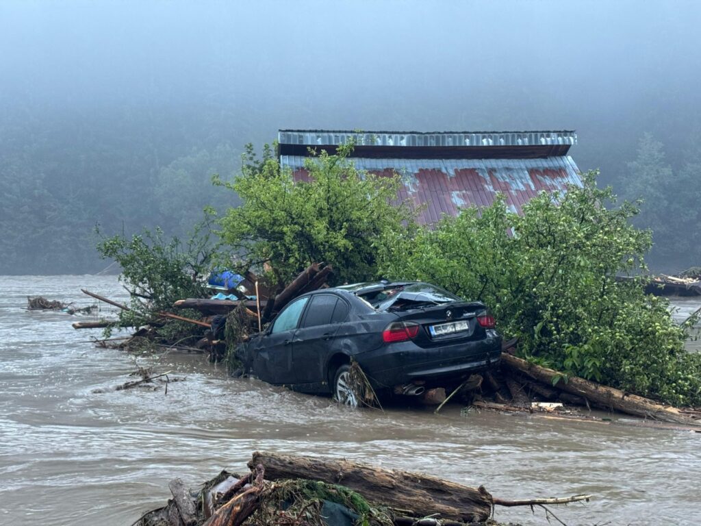 Guvernul va asigura fonduri pentru refacerea zonelor calamitate de inundaţii în judeţele Suceava şi Neamţ