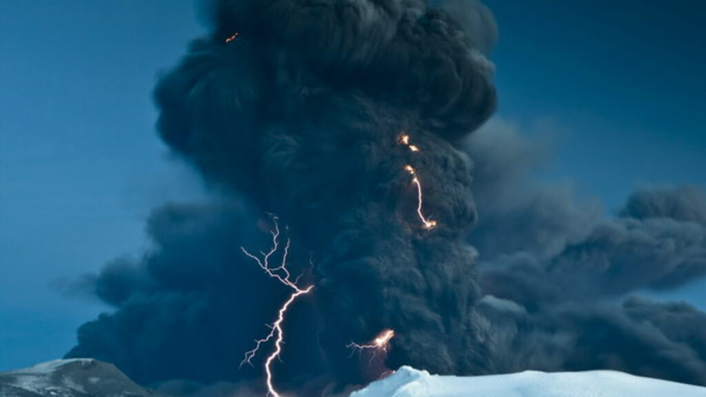 Ceață vulcanică și poluare după erupția unui vulcan
