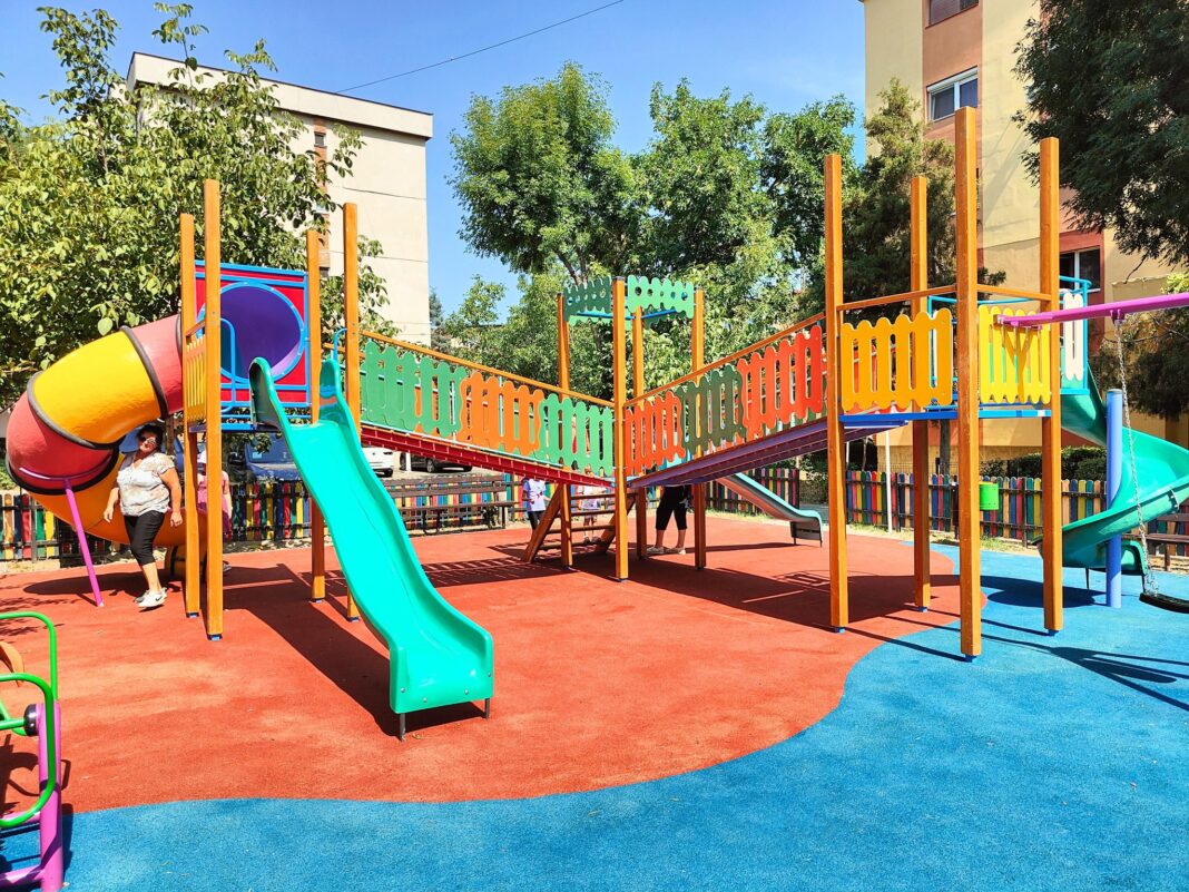 loc de joacă Locul este situat în cvartalul de la intersecția străzilor Brazda lui Novac și Dacia