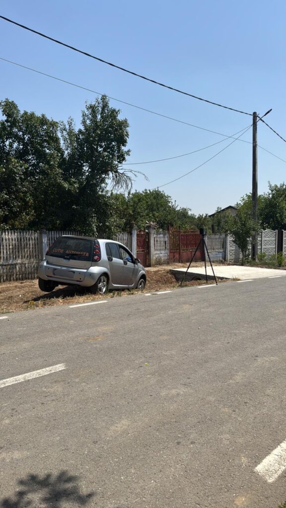 Un tânăr a accidentat mortal o fetiță, finalizând cursa într-un pod