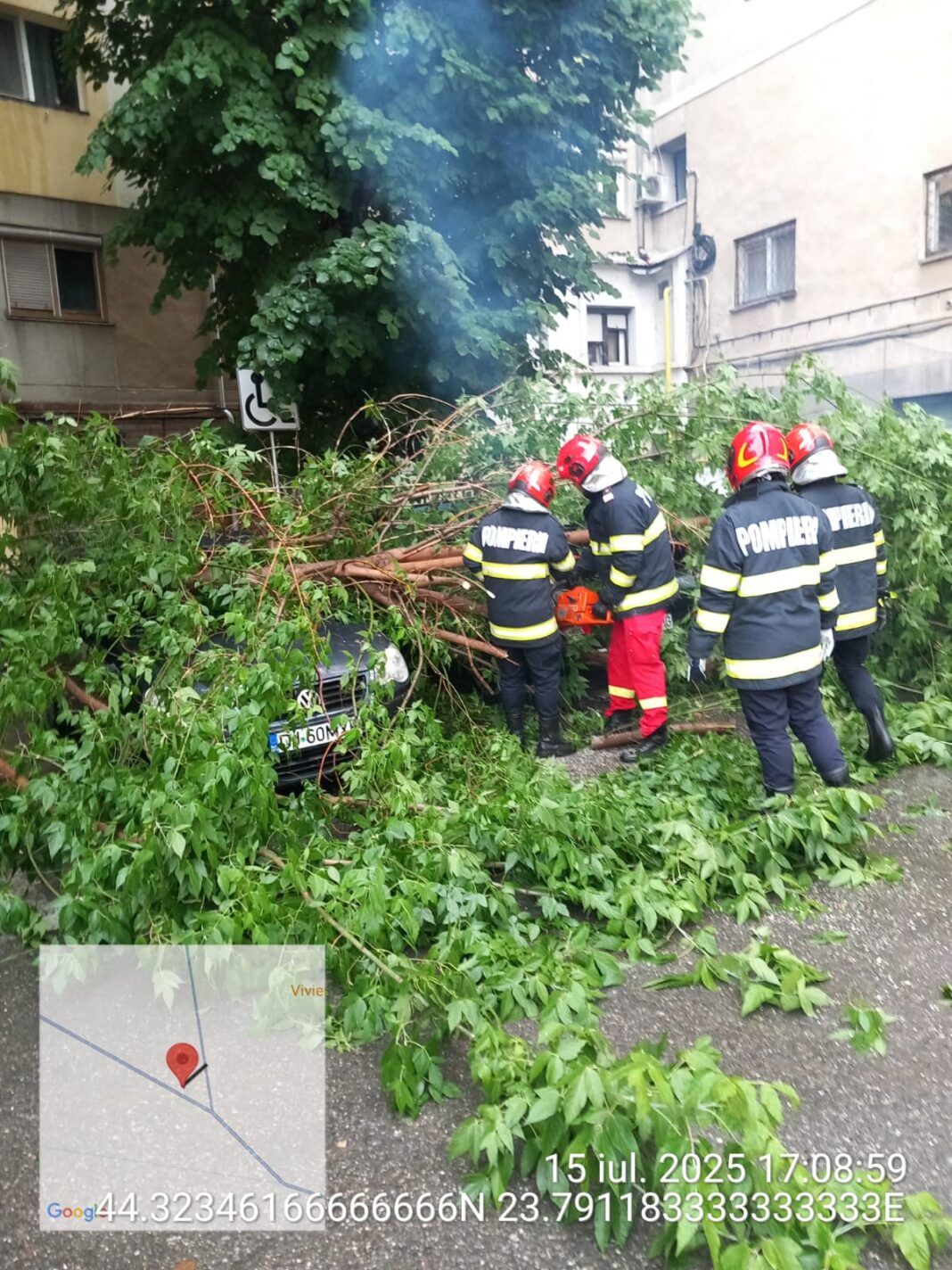 Autoturisme avariate de crengi rupte de ploaia torenţială, pe bulevardele Craiovei