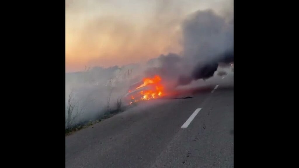 (VIDEO) Dolj: Un şofer băut a intrat cu maşina într-un şanţ de colectare a apelor pluviale. Autoturismul a luat foc