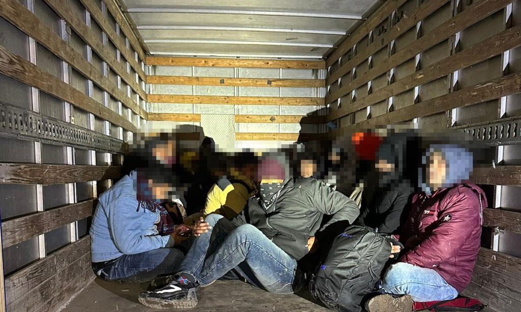 16 Migranți Descoperiți într-un Camion Frigorific