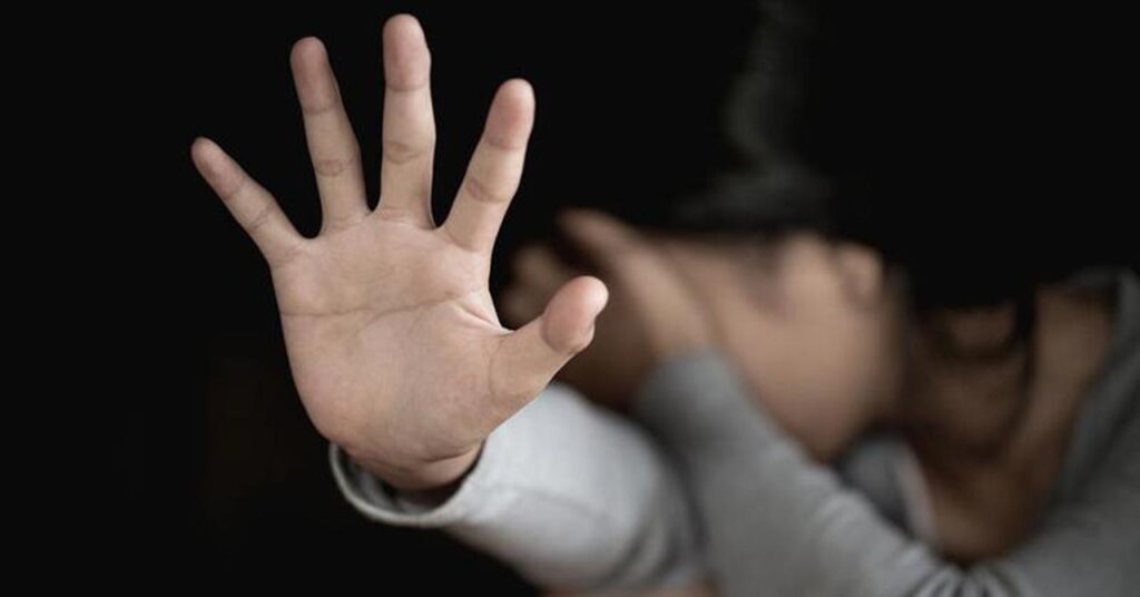Un tânăr a fost reținut după ce ar fi abuzat sexual o fată de 13 ani! Tatăl minorei i-a demascat