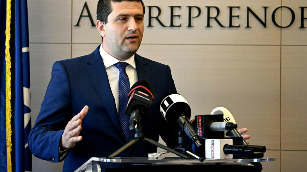 Ministrul Economiei: Unii directori şi-au betonat contractele. Am ac de cojocul lor!