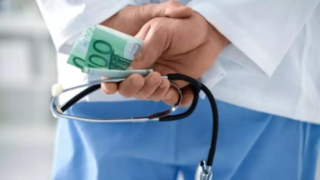 Medic ortoped de la Floreasca, prins în timp ce accepta mită pentru o operație