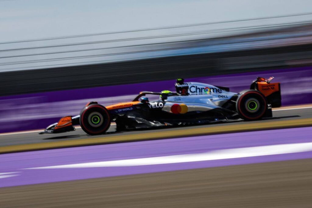 Lando Norris Conduce în Sesiunea a Doua de Antrenamente la Silverstone