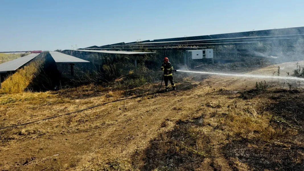 30.000 de panouri fotovoltaice au ars într-un incendiu plecat de la un utilaj agricol