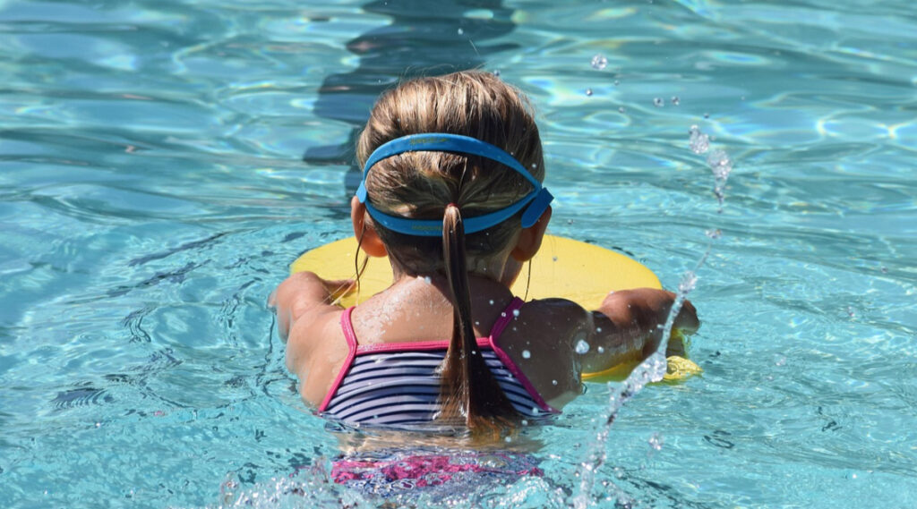 Destin spulberat la opt ani! O fetiţă româncă a murit brusc într-un parc acvatic din Italia