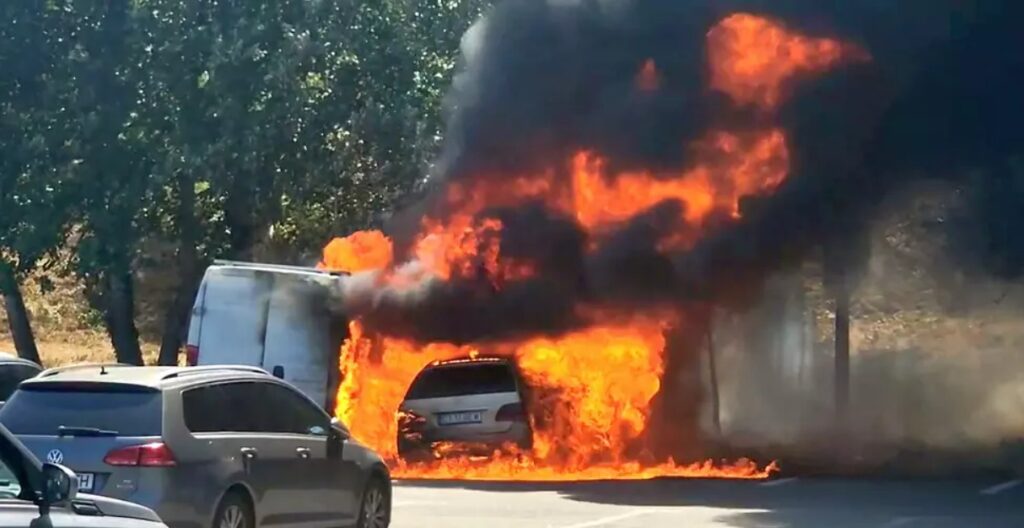 Alertă pe litoral! Un incendiu puternic a distrus două mașini lângă plaja Modern