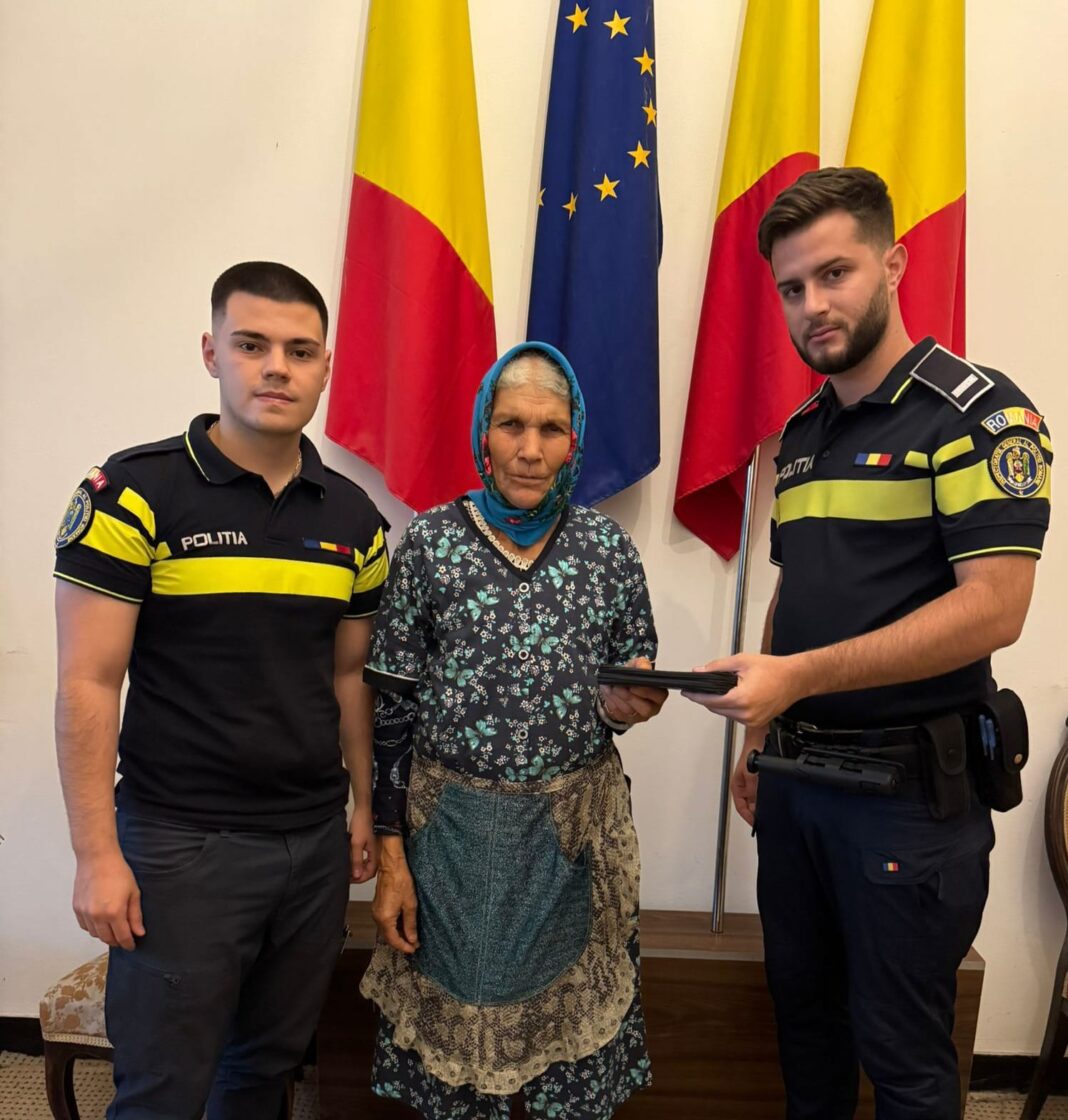 Portofel cu bani găsit pe stradă de o patrulă de poliție, restituit proprietarei