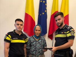 Portofel cu bani găsit pe stradă de o patrulă de poliție, restituit proprietarei