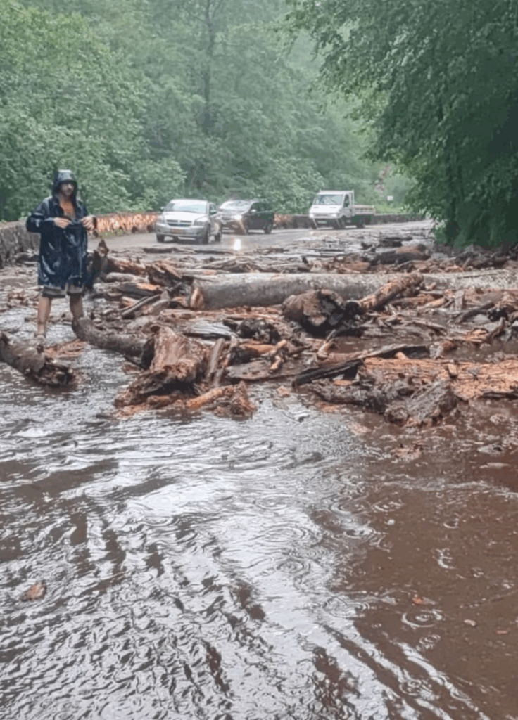 Argeș: Trafic blocat de viituri pe DN 7C, Transfăgărășan