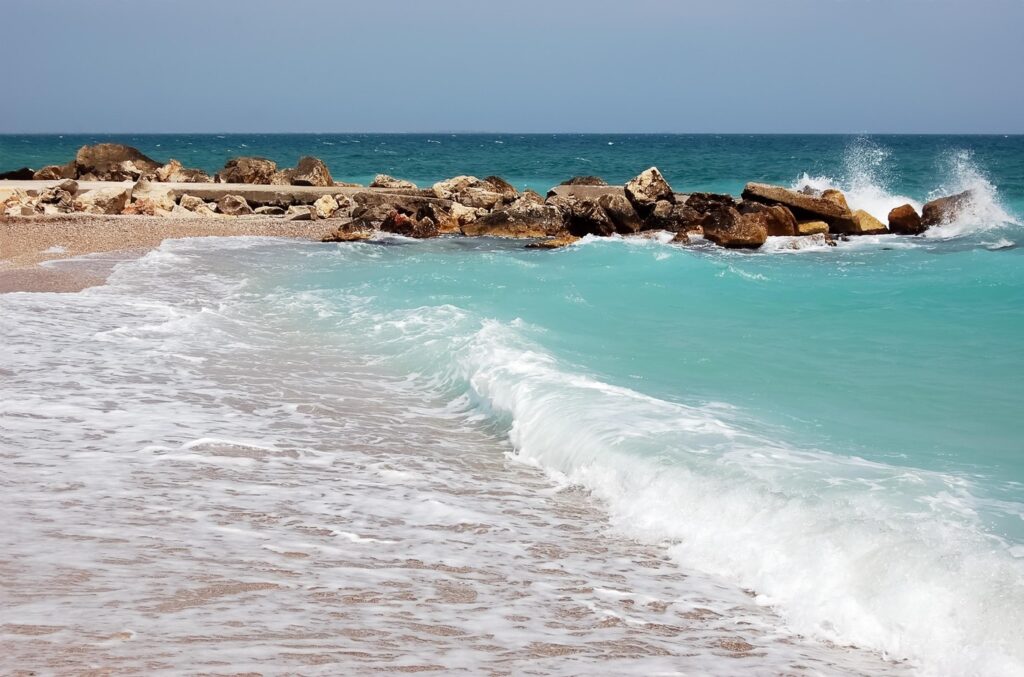Temperatura Apei din Mamaia a Scăzut de la 23°C la 13°C Peste Noapte
