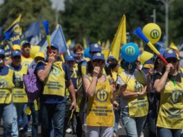Sindicaliştii protestează în faţa Parlamentului împotriva măsurilor fiscale ale guvernului