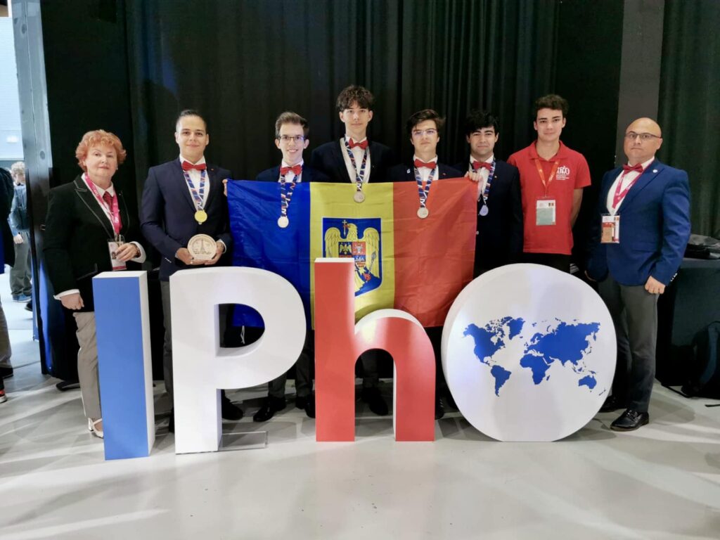 Cinci medalii și premii speciale pentru elevii români la Olimpiada Internaţională de Fizică de la Paris