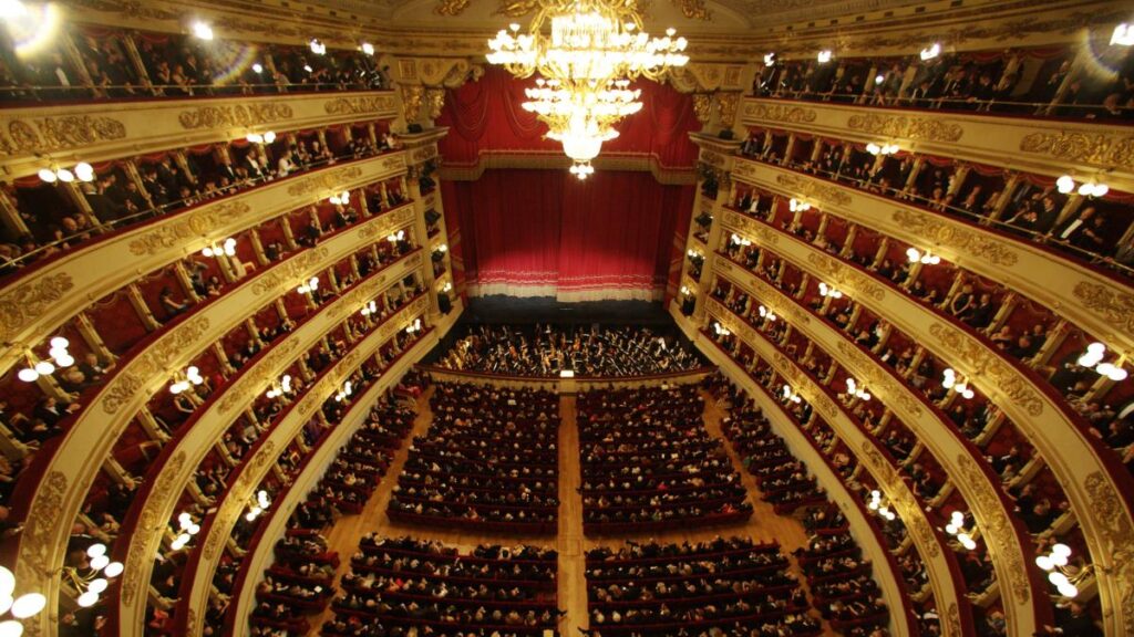 Spectatorii cu pantaloni scurţi sau tricouri fără mâneci, interzişi la Scala din Milano