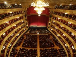 Spectatorii cu pantaloni scurţi sau tricouri fără mâneci, interzişi la Scala din Milano