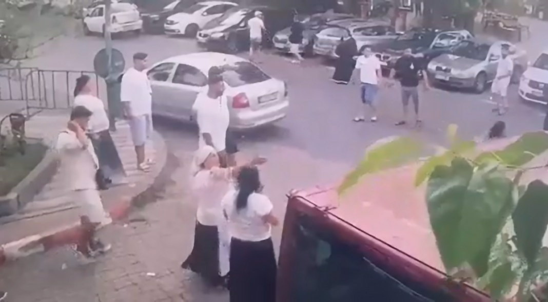 Şase persoane arestate şi 18 amendate după ce două familii de romi s-au bătut cu bâte şi macete în fața Spitalului Universitar