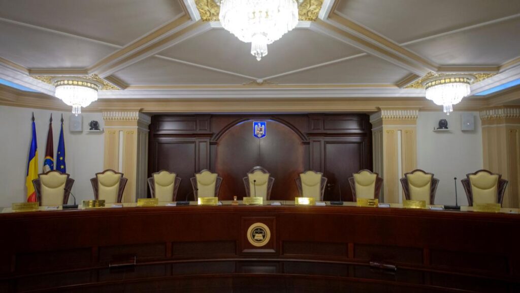 Trei noi judecători numiţi la Curtea Constituţională depun jurământul la Palatul Cotroceni
