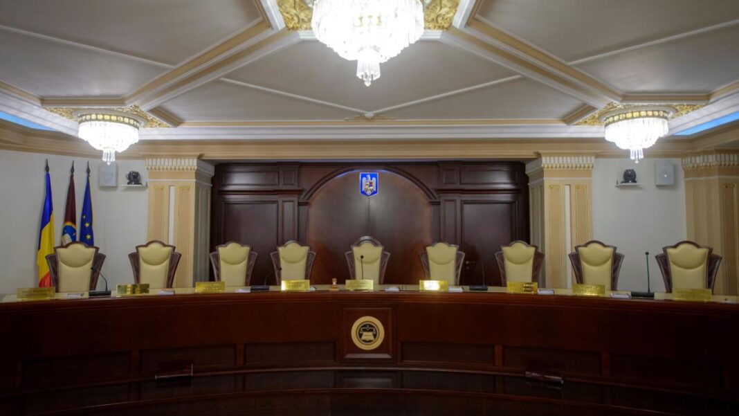 Trei noi judecători numiţi la Curtea Constituţională depun jurământul la Palatul Cotroceni