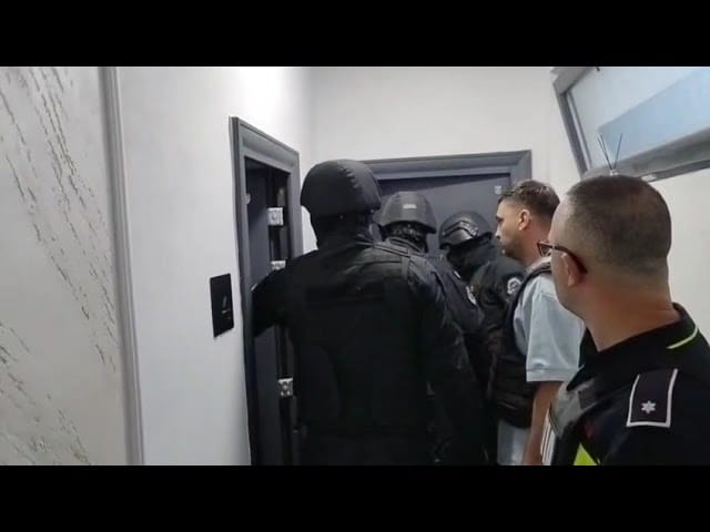 (VIDEO) Gorj: Patru persoane bănuite de cămătărie și șantaj, reţinute
