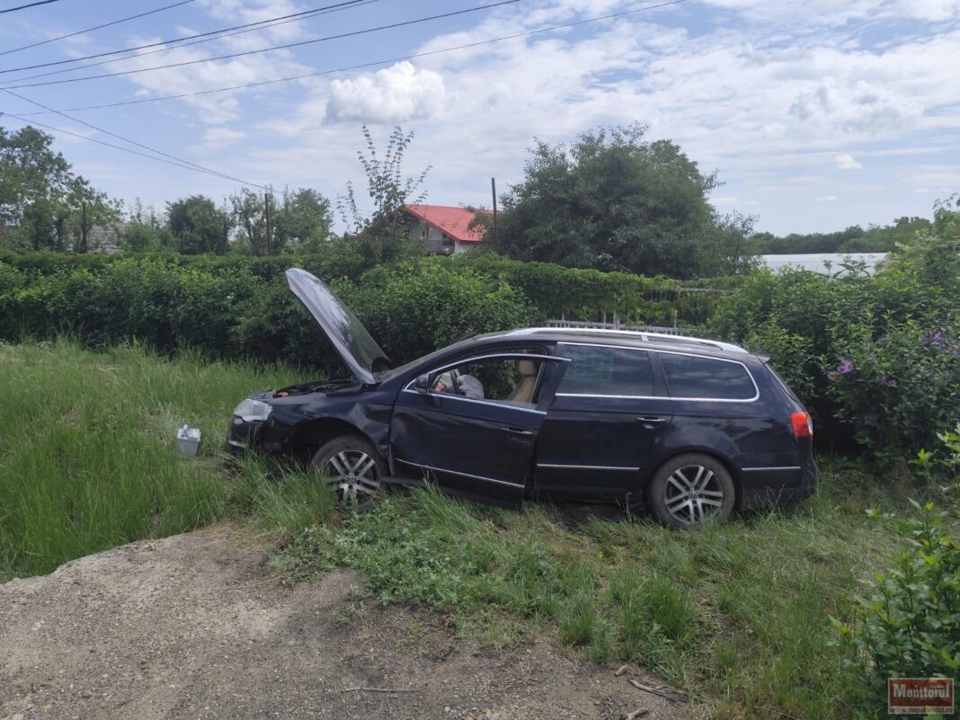 O şoferiţă surprinsă de radar circulând cu 200 km/h a ajuns în şanţ fugind de poliţie