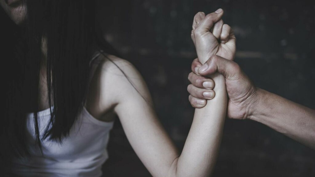 Un nou caz de violență! Femeie lovită cu pumnii și palmele de către fostul soț