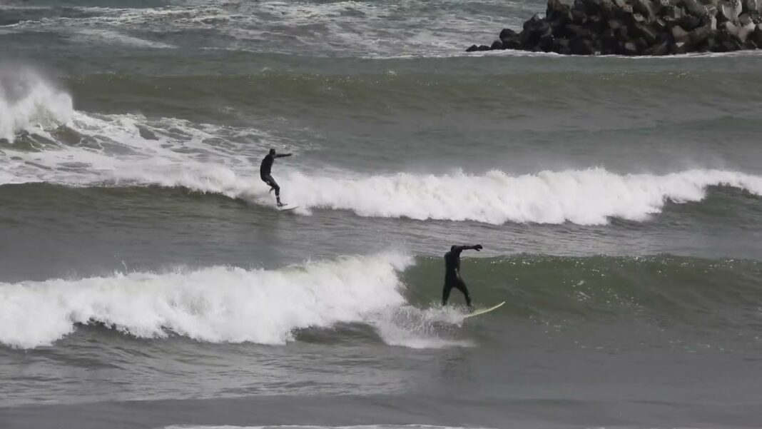 Un bărbat s-a înecat în mare, la Constanța, după ce a căzut de pe placa de surfing