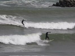 Un bărbat s-a înecat în mare, la Constanța, după ce a căzut de pe placa de surfing