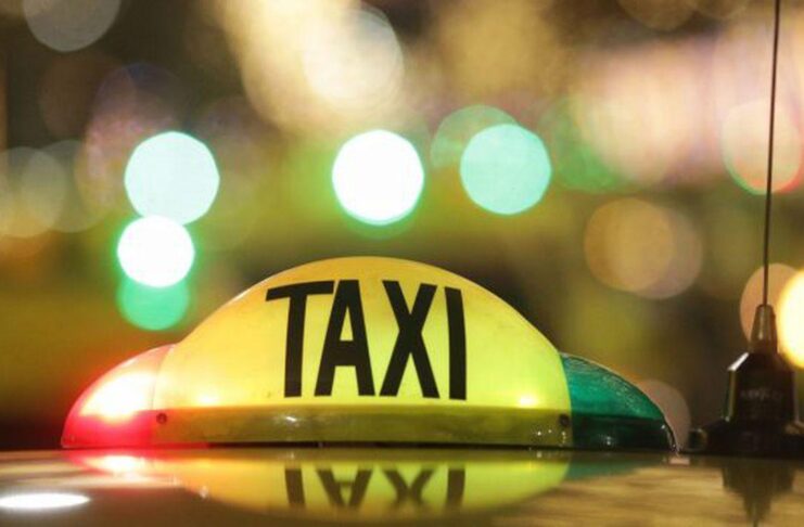Taximetrist înjunghiat de un client ca să-i fure 200 de lei