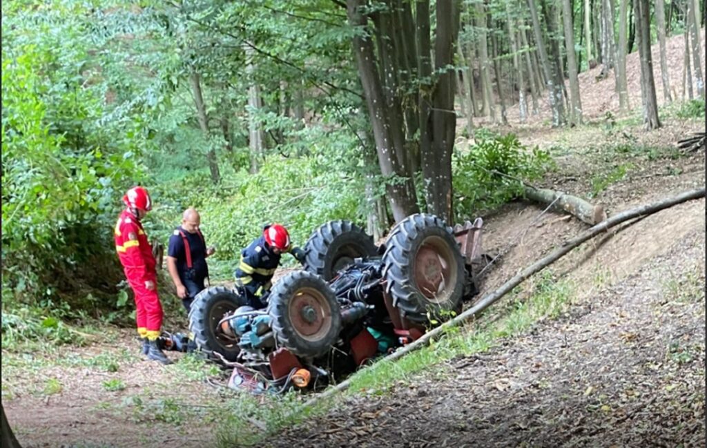 Bărbat de 57 de ani, strivit de un tractor care s-a răsturnat peste el