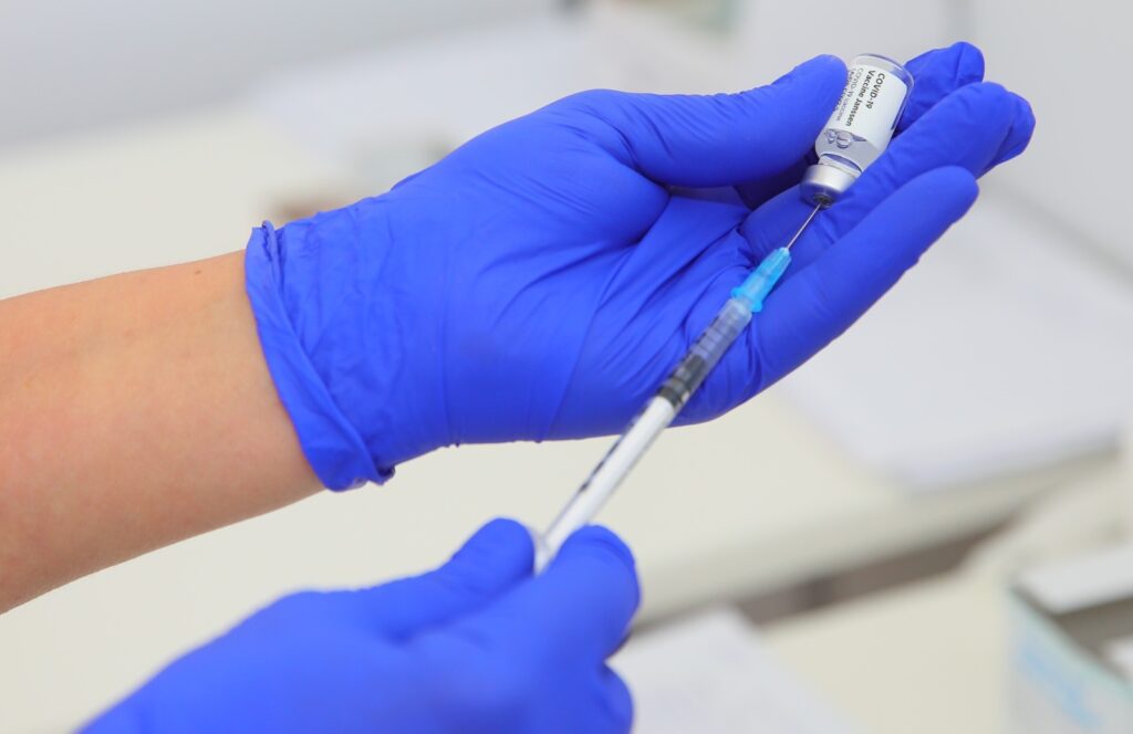 Condamnări cu suspendare în dosarul „vaccinărilor la chiuvetă” din Vâlcea