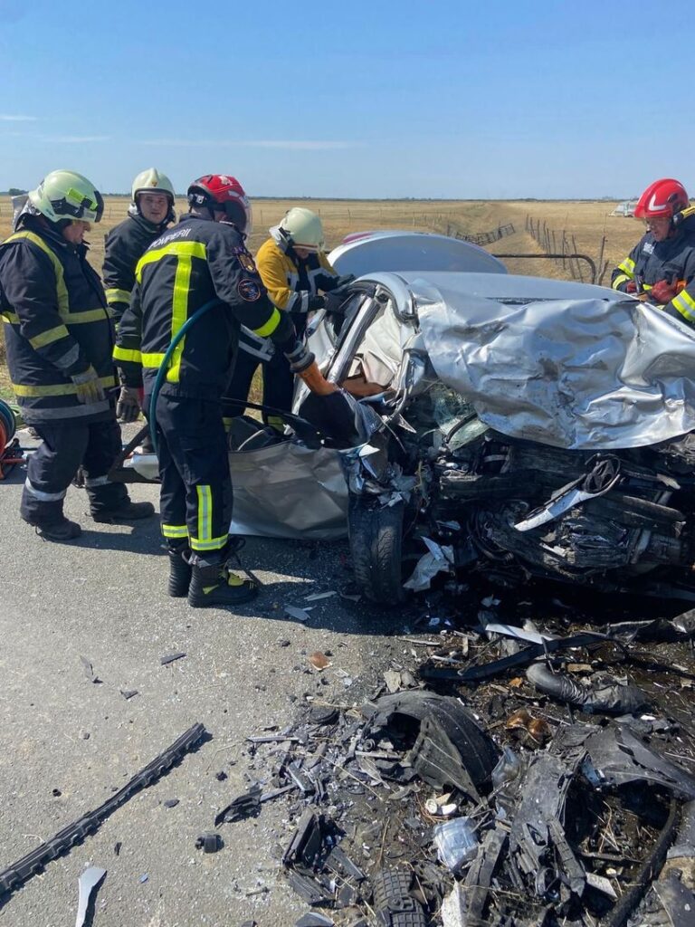 Doi morţi şi patru răniţi, într-un accident rutier grav. A intervenit elicopterul SMURD 